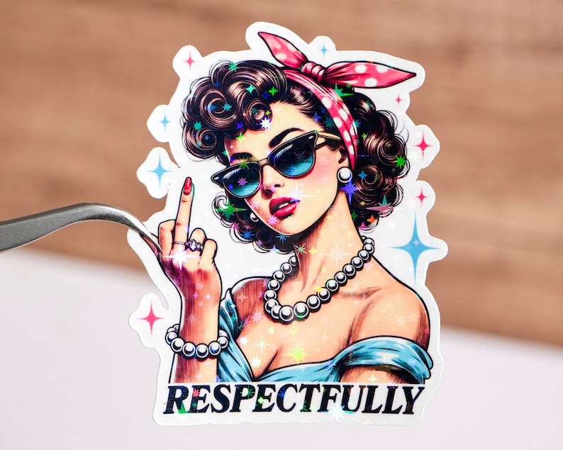 Pu&ograve; includere: Un adesivo con una donna dei cartoni animati con una fascia per capelli a pois rosa e bianchi, occhiali da sole e una collana di perle. Sta facendo il dito medio e il testo "RESPECTFULLY" &egrave; sotto. L'adesivo ha una finitura scintillante e iridescente.