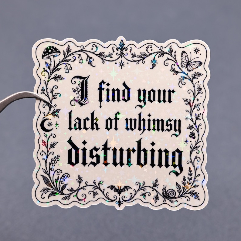 Puede incluir: Adhesivo cuadrado con el texto "I find your lack of whimsy disturbing" en fuente g&oacute;tica. El adhesivo tiene un borde negro decorativo con ilustraciones de setas, mariposas y murci&eacute;lagos. Acabado hologr&aacute;fico iridiscente.