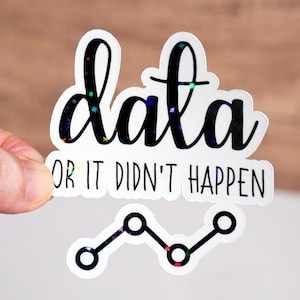 Op de afbeelding: Een witte sticker met zwarte tekst die "data or it didn't happen" luidt en een zwarte lijn grafiek met vier cirkels. De sticker heeft een glinsterende afwerking.