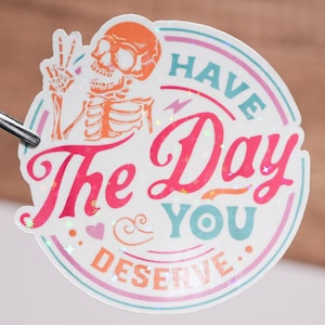 Sticker Have the day you verdient sticker, grappige skeletsticker, sticker vredesteken, grappig citaat, waterdicht, 2 tot 7 inch, geestelijke gezondheid sassy deco