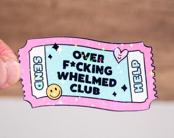 Può includere: Un biglietto rosa con testo blu e bianco che recita "Send Help Over F*ckingwhelmed Club". Il biglietto ha un cuore e una faccina sorridente.