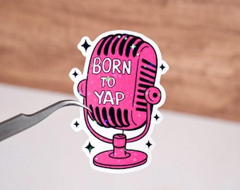 Puede incluir: Pegatina de micrófono rosa con purpurina con el texto "Born to Yap".
