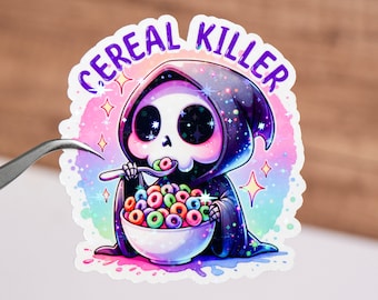 Puede incluir: Una pegatina con un personaje de dibujos animados de la Parca con una cara de calavera, que lleva una túnica y una capucha oscuras. La Parca está comiendo cereales de un cuenco. El texto "CEREAL KILLER" está encima del personaje. La pegatina tiene un diseño colorido y brillante.