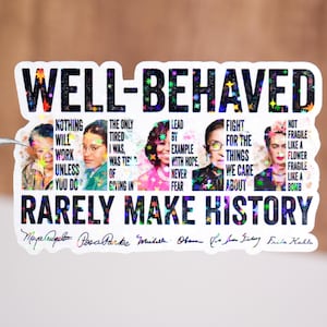 Puede incluir: Una pegatina con acabado holográfico que presenta retratos de mujeres notables, entre ellas Maya Angelou, Rosa Parks, Michelle Obama, Ruth Bader Ginsburg y Frida Kahlo. El texto dice "Bien educado rara vez hace historia."
