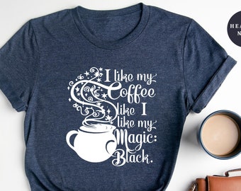 Me gusta mi café como me gusta mi camisa negra mágica, regalo para amantes del café, regalo de café para mamá, camisa de café divertida, camiseta de café, regalo del Día de las Madres