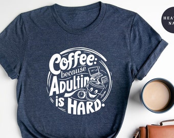 Chemise café parce que devenir adulte, c'est dur, cadeau pour maman, cadeau pour papa, chemise parents café, chemise café drôle, t-shirt adulte café, amateur de café