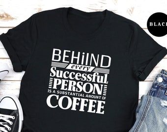 Detrás de cada persona exitosa hay una cantidad sustancial de camisa de café, regalo para amantes del café, regalo de compañero de trabajo, camisa de café divertida, camisa de estudiante