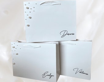 Geschenkpapiertüte personalisiert mit Henkel&Perlen / Brautjungfern / Hochzeit / Wedding / Geschenk / Tasche / Perlen / Name / Bride / Braut