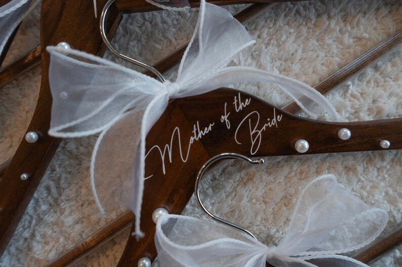 Kleiderbügel Hochzeit mit Perlen, Name und Schleife Vinyl-Kleiderbügel personalisierter Kleiderbügel Brautjungfer Geschenke Muttertag Bild 3