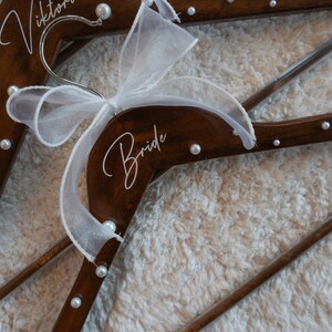 Kleiderbügel Hochzeit mit Perlen, Name und Schleife Vinyl-Kleiderbügel personalisierter Kleiderbügel Brautjungfer Geschenke Muttertag Bild 7
