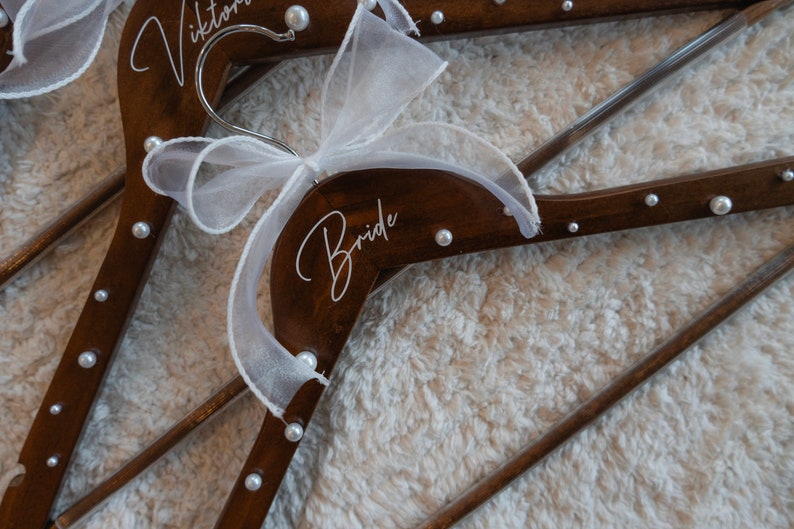 Kleiderbügel Hochzeit mit Perlen, Name und Schleife Vinyl-Kleiderbügel personalisierter Kleiderbügel Brautjungfer Geschenke Muttertag Bild 7
