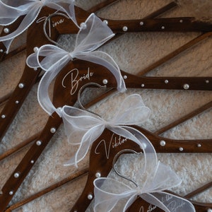 Kleiderbügel Hochzeit mit Perlen, Name und Schleife Vinyl-Kleiderbügel personalisierter Kleiderbügel Brautjungfer Geschenke Muttertag Bild 1