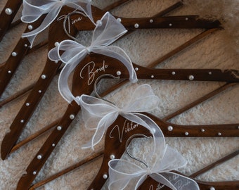 Cintre de mariage avec perles, nom et nœud | Cintre en vinyle | cintre personnalisé | Cadeaux de demoiselle d’honneur Fête des Mères