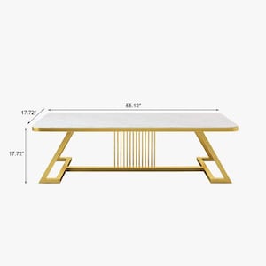 Könnte beinhalten: Rechteckiger Couchtisch mit weißer Marmoroptik und goldfarbenem Metallrahmen. Der Tisch ist 140 cm lang und 45 cm hoch und breit.