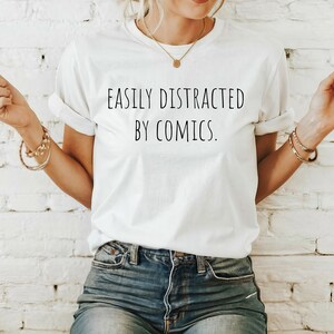 Leicht abgelenkt von Comics Lustiges Comic-Shirt, Graphic Novel Tee, Superheld-Liebhaber-Geschenk, nerdiges Shirt für Frauen