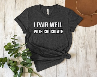 Ich passe gut mit Schokolade Süßes Schokoladen-Shirt Wein-Hemden Nachtisch-Liebhaber-T-Stück Geschenk Lustiges Schokoladen-Shirt Frauen-Schokoladen-Liebhaber-Hemd
