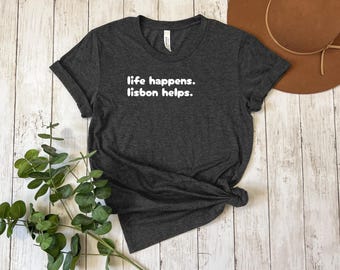 La vida pasa. Camiseta "Lisboa ayuda", camiseta de viaje a Portugal, regalo divertido para amantes de Lisboa, camiseta de aventura portuguesa para mujer, regalo para vacaciones en Europa.