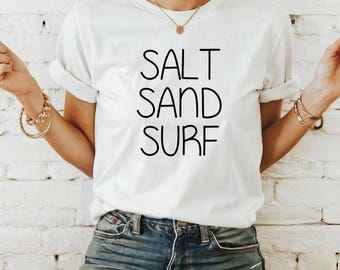 ユニセックス ソルトサンド サーフシャツ、ビーチラバーTシャツ、夏休みギフト、コースタルバイブスシャツ、オーシャンラバーTシャツ、ミニマリストサーフTシャツ
