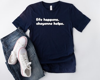 La vita accade, maglietta Cheyenne aiuta, maglietta divertente Cheyenne, regalo per gli amanti di Cheyenne, maglietta della capitale del Wyoming, maglietta Cheyenne, maglietta dei fan di Cheyenne