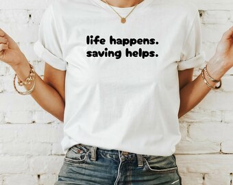 人生には様々な出来事が起こります。節約は役立つ、面白いファイナンスTシャツ、節約好きのためのTシャツ、ファイナンシャルプランニング愛好家へのギフト、レディース節約トップス、ファイナンシャルアドバイザー