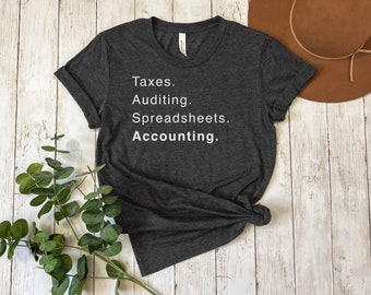 Puede incluir: Una camiseta gris oscura con texto blanco que dice "Impuestos. Auditoría. Hojas de cálculo. Contabilidad."