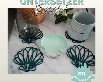 Puede incluir: Un conjunto de posavasos en forma de concha de color verde azulado y una bandeja en forma de concha de color verde claro. También se ven un vaso, una taza y una cesta de mimbre. El texto de la imagen dice "UNTERSETZER Muschel" y "STL ZUM DOWNLOAD".