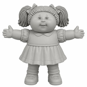 Puede incluir: Una muñeca gris monocromática con cabello de lana peinado en dos coletas con lazos. La muñeca presenta una cara redonda, una expresión sonriente y los brazos extendidos. Viste un vestido de manga corta con cuello y falda plisada, junto a zapatos.