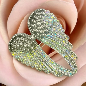 Chic Angel Wing Ring, size 8, alloy with rhinestones. Measures 3x4x2 cm, 13 oz. Adds elegance and sparkle to any look, perfect for fashion lovers or a unique gift.