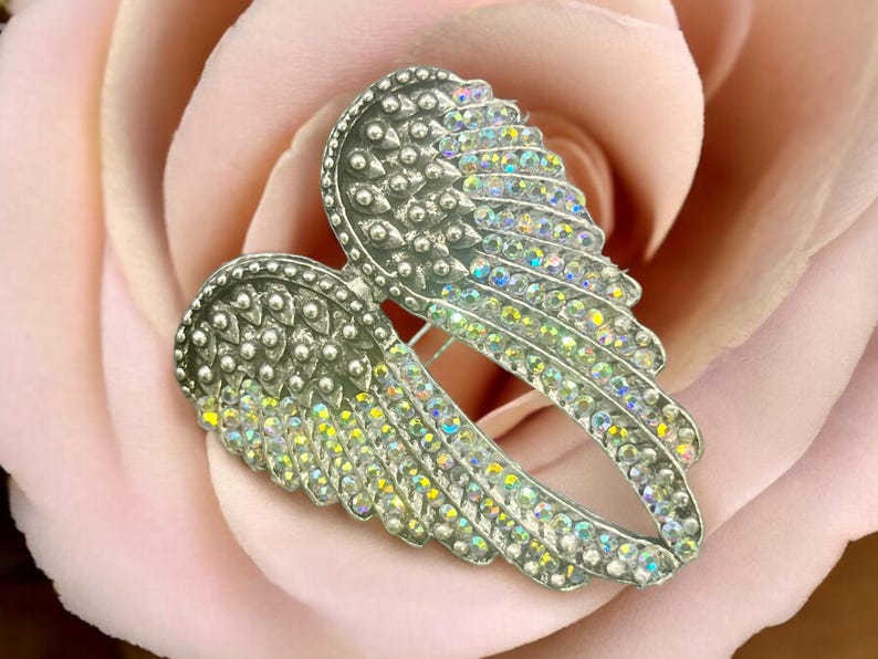 Chic Angel Wing Ring, size 8, alloy with rhinestones. Measures 3x4x2 cm, 13 oz. Adds elegance and sparkle to any look, perfect for fashion lovers or a unique gift.