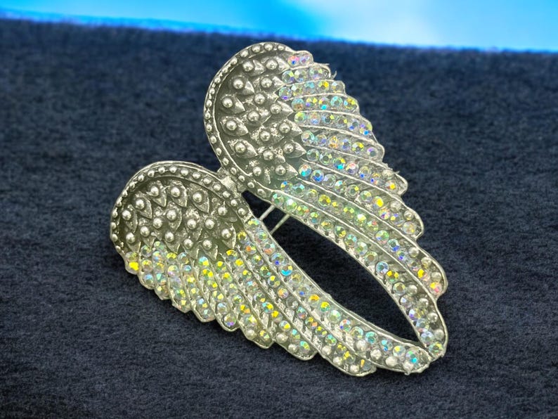 Stylish Angel Wing Ring, size 8 alloy with sparkling rhinestones. Compact at 3x4x2 cm, 13 oz. Ideal for everyday glam or as a unique gift for jewelry lovers.