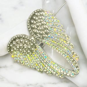 Size 8 Angel Wing Ring with dazzling rhinestones. Alloy material, 3x4x2 cm, 13 oz. A fashionable statement piece that’s perfect for any occasion or as a thoughtful gift.