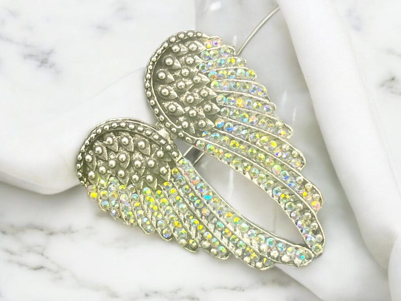Size 8 Angel Wing Ring with dazzling rhinestones. Alloy material, 3x4x2 cm, 13 oz. A fashionable statement piece that’s perfect for any occasion or as a thoughtful gift.