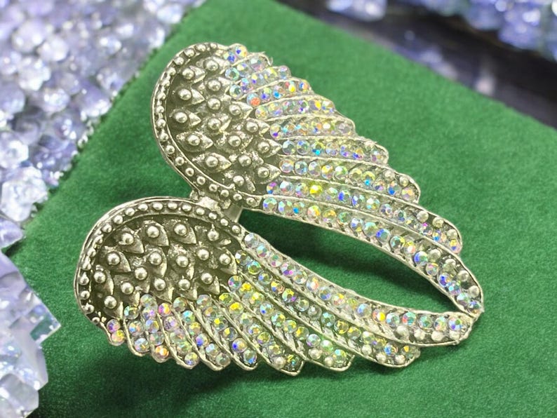 Elegant Angel Wing Ring, size 8, featuring crystal rhinestones. Alloy design, 3x4x2 cm, 13 oz. A trendy accessory to elevate your style or gift to someone special.