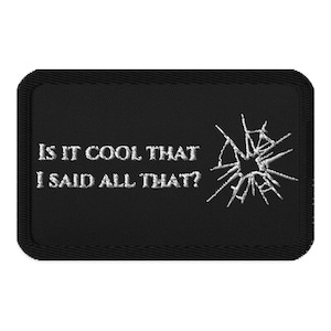 Könnte beinhalten: Schwarzer gestickter Aufnäher mit weißem Text, der "Is it cool that I said all that?" lautet, und einer weißen Grafik eines zerbrochenen Fensters.