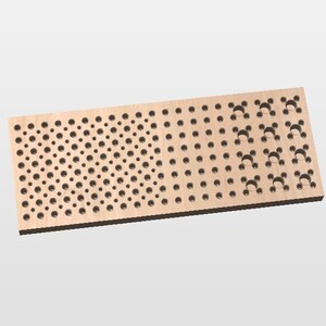 Op de afbeelding: Een rechthoekige, lichtgekleurde houten plank met een raster van geboorde gaten. Het linkergedeelte bevat een dicht patroon van kleine ronde gaten, terwijl het rechtergedeelte grotere gaten toont die in groepen van vier in een vierkant staan.