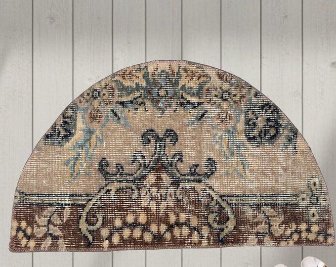 Vintage Isparta Wool Semicircle Rug 77x45 cm Upcycled Turkish Half Round Doormat Neutral Beige Entryway Mat