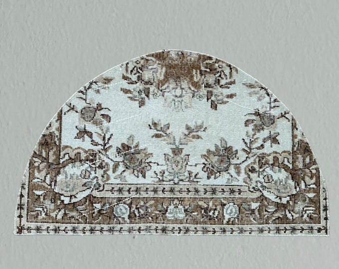 Vintage Oushak Wool Rug: Beige Half Moon Doormat (1.5x2.4 ft)