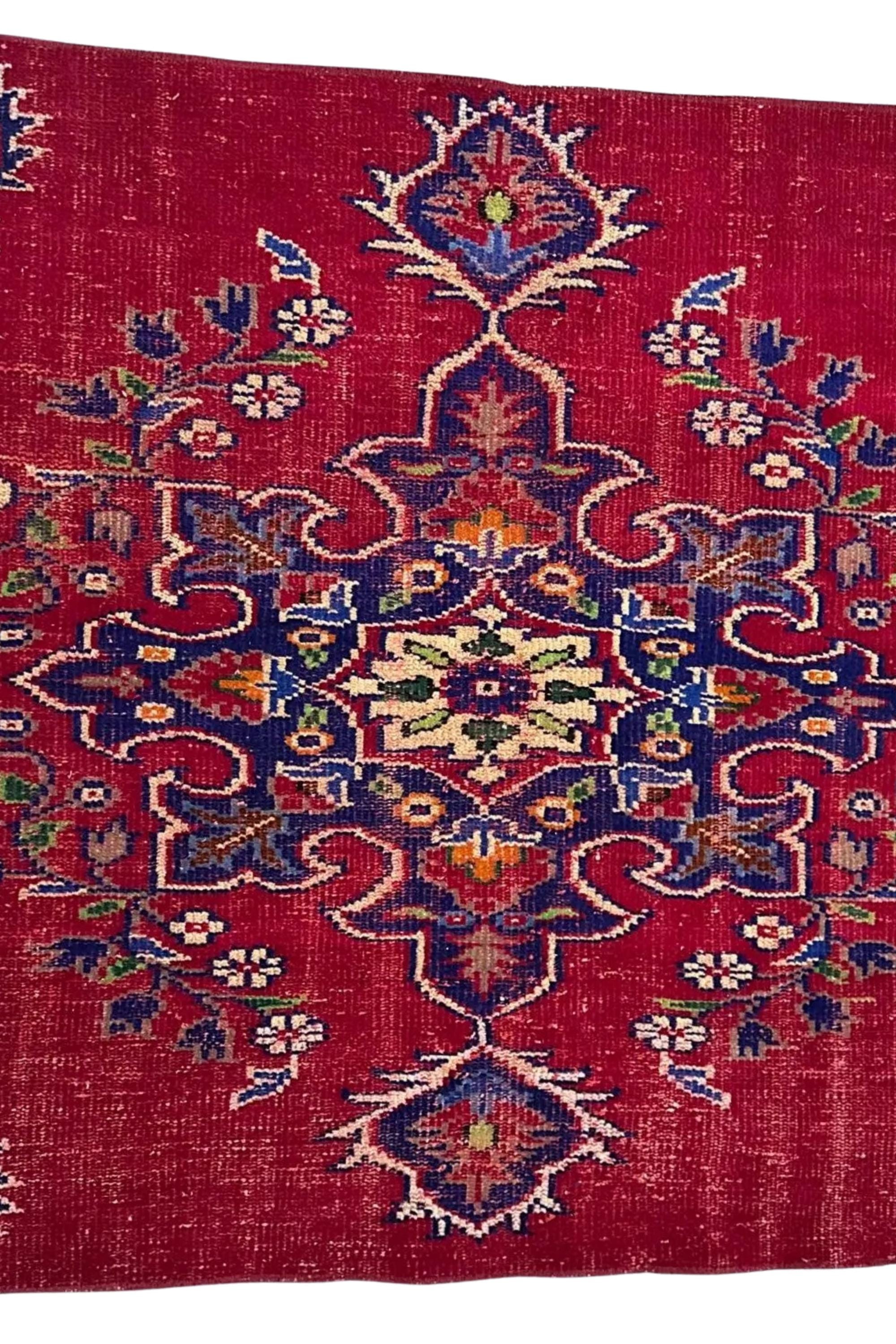 Vintage Turkish Isparta Rug 1981, Hand-Knotted Wool Medallion, Red Navy Floral, 4.1x5.7 ft – view 9