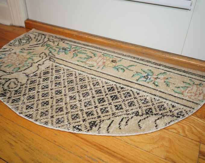 Small Vintage Wool Turkish Rug: Floral Semicircle Doormat (1.5x2.4 ft)