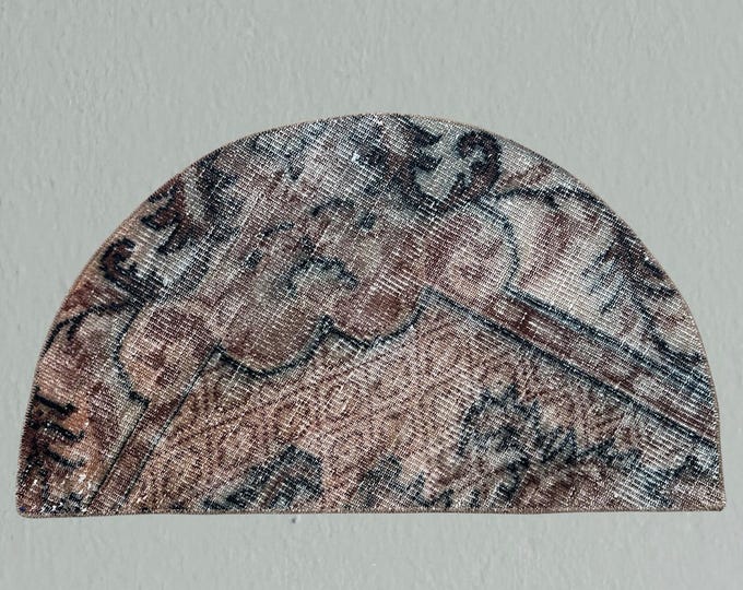 Vintage Handwoven Wool Rug: Half Moon Turkish Entryway Mat (84x50 cm)