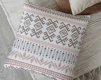 Bohemian square Pillow - 1 Accent Pillow + cover - Spun polyester - Neutral Color Palette - Decorative Throw Pillow for Home Decor Lovers