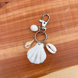 Coastal Seashell Keychain — Handmade Ocean Keyring — Beach Bag Charm — Sea Shell Accessory — Nautical Gift — Coastal Decor