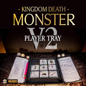 Może przedstawiać: Czarna taca gracza do gry Kingdom Death Monster. Taca jest otwarta, odsłaniając karty i arkusze graczy. Tekst "- KINGDOM DEATH - MONSTER V2 PLAYER TRAY" jest wyświetlany w kolorze złotym i białym.