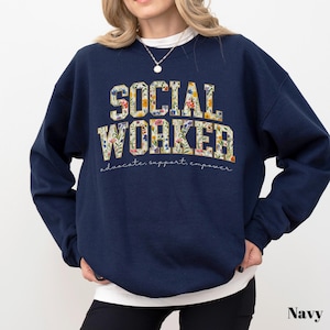Felpa Assistente Sociale Gildan 18000 – Felpa Girocollo Floreale Assistente Sociale, Regalo per Sostegno e Potenziamento, Pullover Unisex per Terapisti