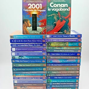 Könnte beinhalten: Ein Stapel alter Science-Fiction-Bücher mit farbenfrohen Einbänden. Zu den Titeln gehören "2001: Odyssee im Weltraum" und "Conan der Vagabund". Die Bücher sind auf Französisch und Englisch und zeigen verschiedene Autoren und Titel.