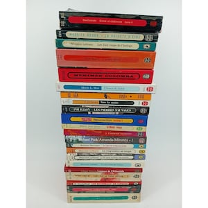 Peut inclure: Une pile de livres de poche vintage avec des couvertures colorées. Les titres incluent "Crime et chatiment", "La Volupte D'Etre" et "Colomba". Les livres sont de couleurs variées, notamment rouge, orange et bleu.