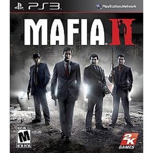 Könnte beinhalten: Das Videospiel-Cover von Mafia II für PlayStation 3 zeigt vier Männer in dunklen Anzügen, die in einer Reihe vor einem dunklen, nebligen Stadthintergrund stehen. Der Titel Mafia II ist in großen weißen und roten Buchstaben oben abgebildet.