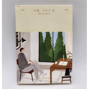 Peut inclure: Un journal avec une couverture crème, avec les textes "2019" et "April, and a flower." L'illustration montre une personne assise à un bureau, en train d'écrire, avec une vue sur des arbres par la fenêtre. Le nom de l'artiste, "CHEN", est également visible.