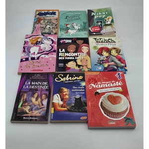 Peut inclure: Plusieurs livres de poche colorés avec des titres et des illustrations variés. Les couvertures présentent des images de filles, de licornes et d'autres thèmes fantastiques. Les titres incluent "Ginipone", "Sabrina" et "Nikki Pop".