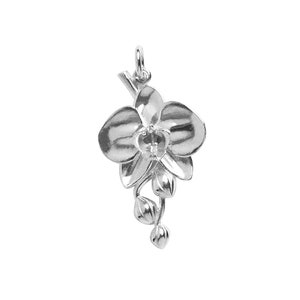 Op de afbeelding: Een zilveren hanger in de vorm van een orchidee met een delicate steel en knoppen.